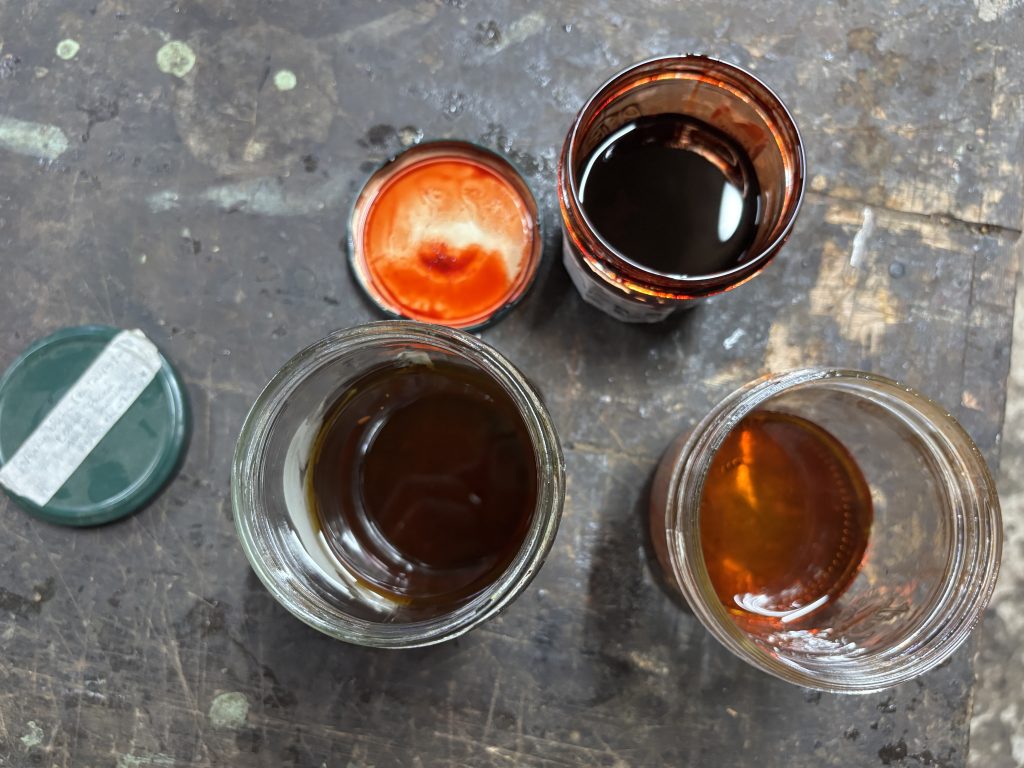 Pots de vernis aux teintes ambrées, atelier de restauration