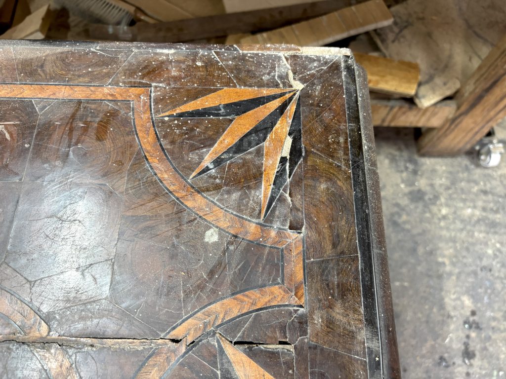 Commode Mazarine avant restauration