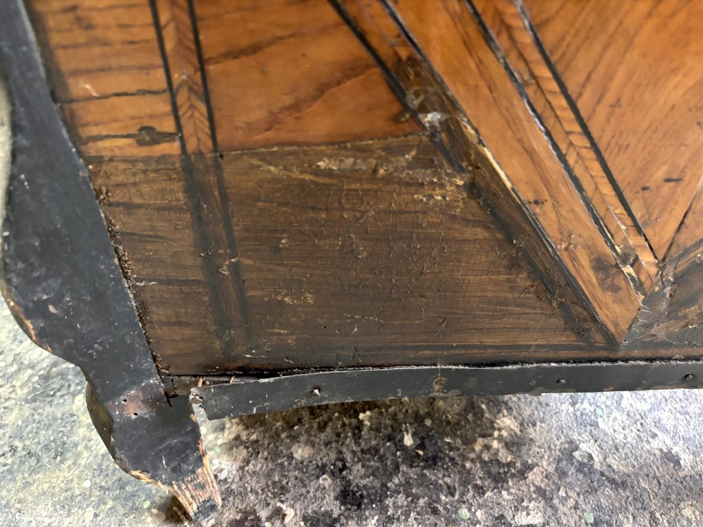 Commode Mazarine avant restauration