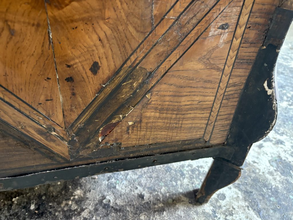 Commode Mazarine avant restauration