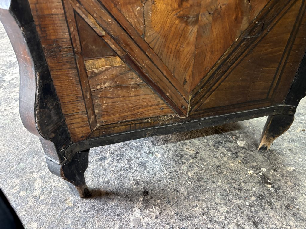 Commode Mazarine avant restauration