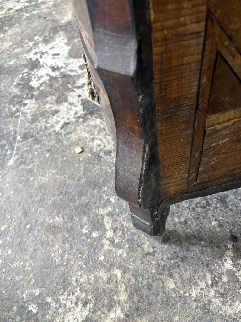 Commode Mazarine avant restauration