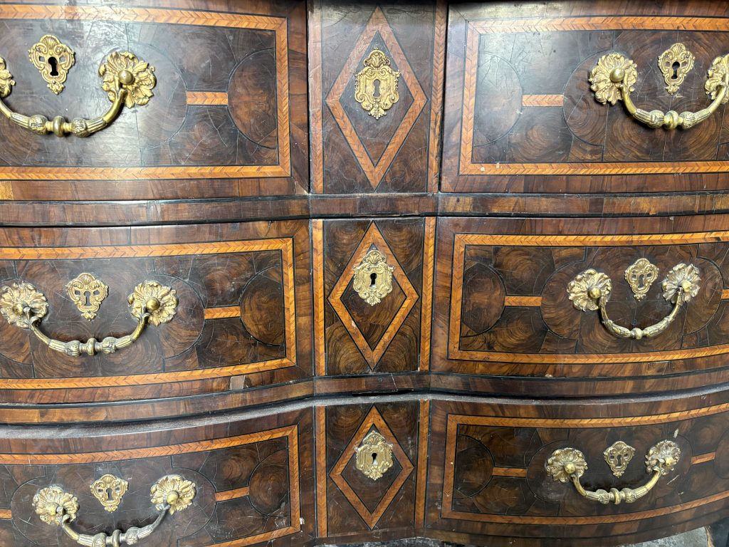Commode Mazarine avant restauration
