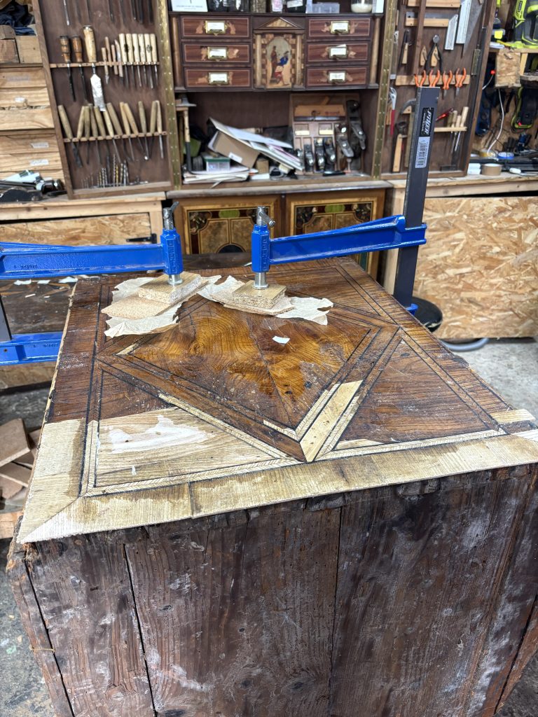 Commode Mazarine en cours de restauration