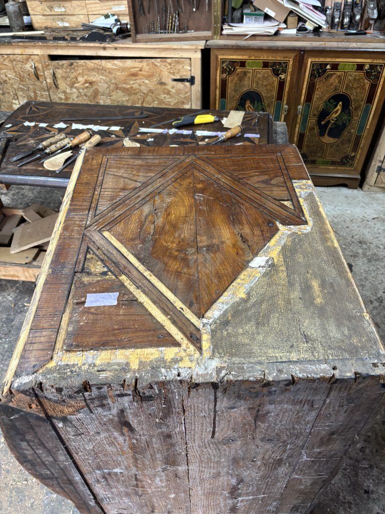 Commode Mazarine en cours de restauration
