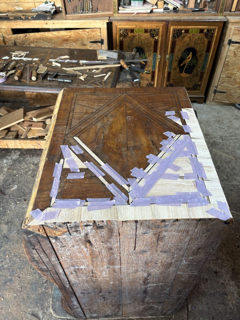 Commode Mazarine en cours de restauration