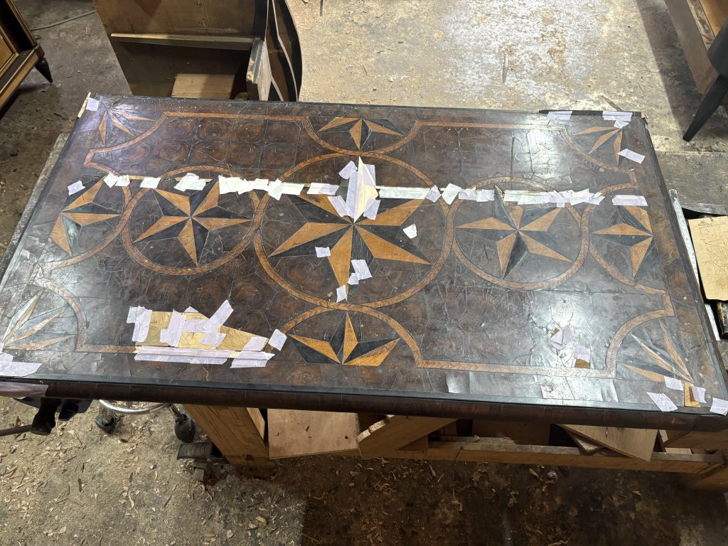 Commode Mazarine en cours de restauration