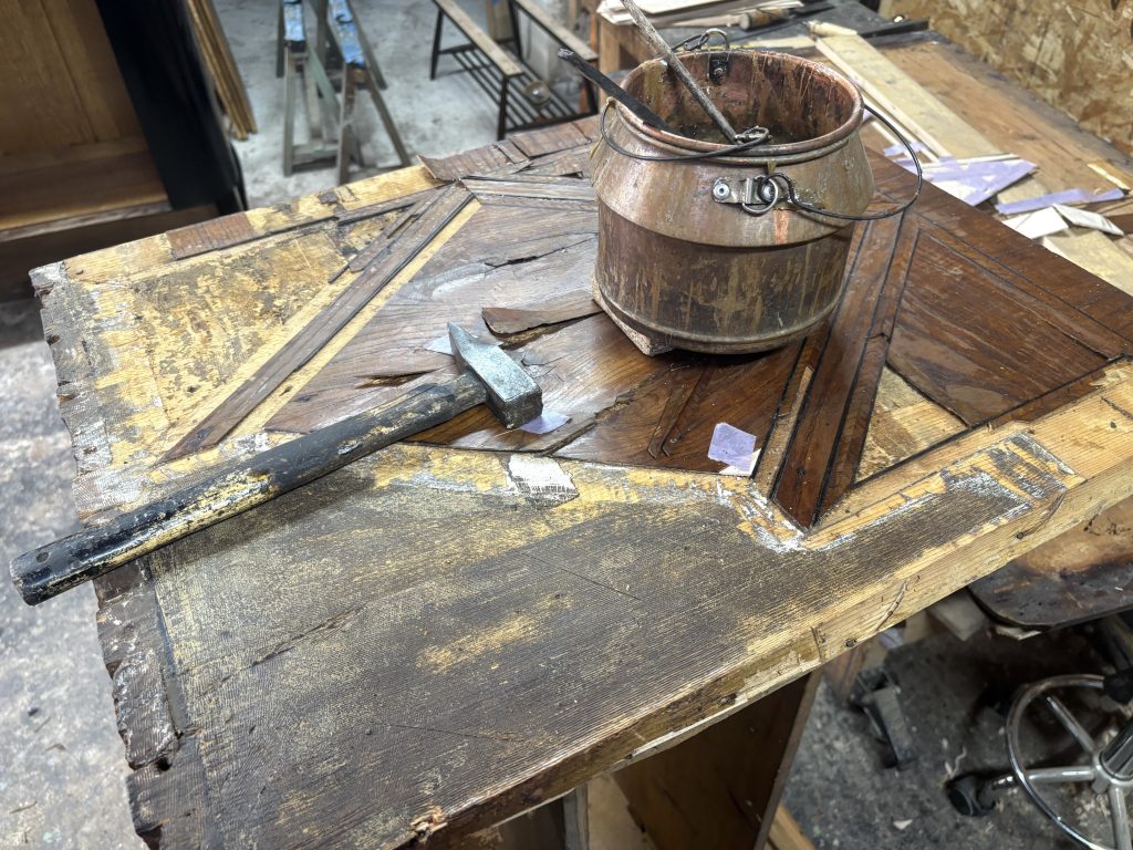 Commode Mazarine en cours de restauration